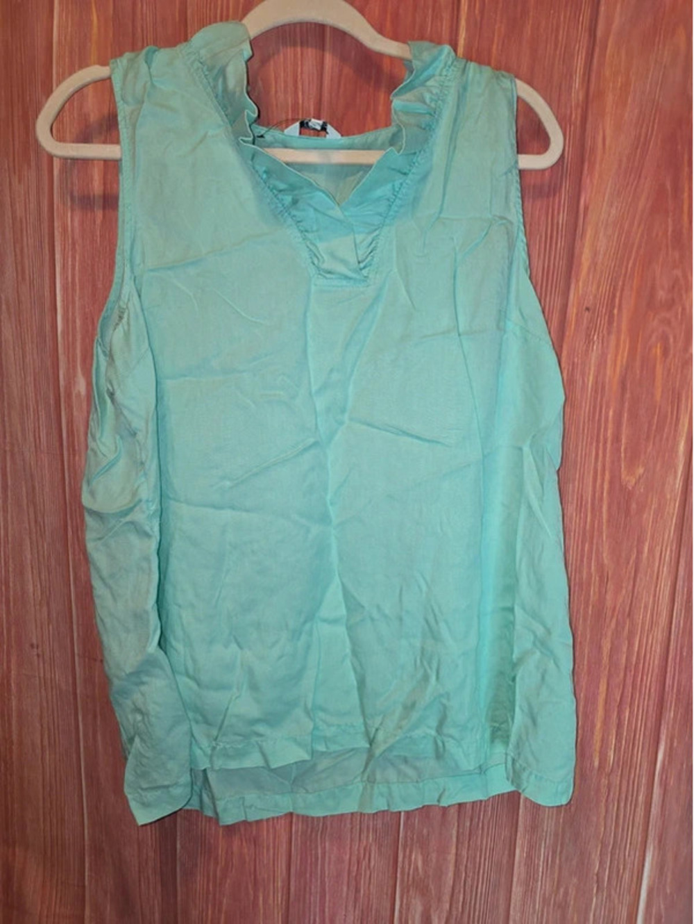 Crown & Ivy Mint Green Sleeveless Ruffle Collar Split V-Neck Tank Top XXL